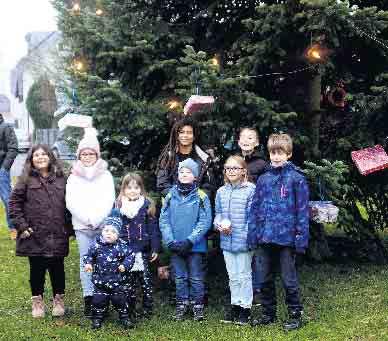 Weihnachtsbaum auf dem Dorfplatz Elsdorf - Wie in vielen anderen Veedeln wurde auch auf dem Elsdorfer Dorfplatz ein großer, knapp 14 Meter hohe Weihnachtsbaum aufgestellt und von den Kindern