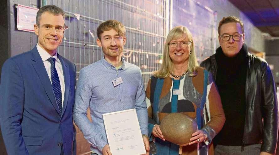 mit ihrem Votum entschieden: Nils Mayer, Absolvent der Hochschule für Gestaltung (HfG) Offenbach heißt der Gewinner des Förderpreises Design to Business 2017 der Industrie- und Handelskammer (IHK)