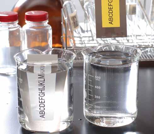 Beständigkeitstest gegenüber Wasser und Chemikalien Brother - und etiketten wurden hinsichtlich ihrer Lesbarkeit gegenüber Wasser und Chemikalien getestet.