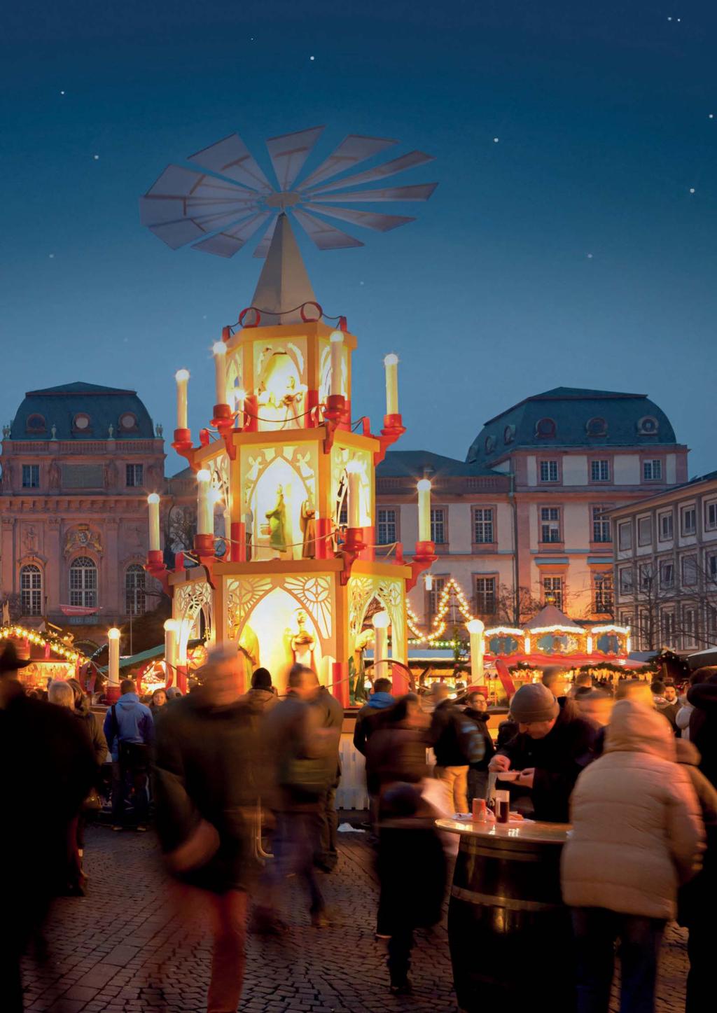 Service Stimmungsvolle Kulisse: der Weihnachtsmarkt mit Pyramide vor dem Darmstädter Residenzschloss. Die Romantischen Romantik pur versprechen die weihnachtlichen Märkte im Odenwald.