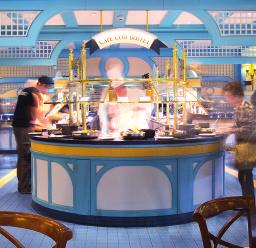 GASTRONOMIE Cape Cod*: köstliches internationales Buffet Yacht Club*: Restaurant mit internationaler Küche und Tischbedienung Wir empfehlen die Premium oder Plus Verpflegungs-Option, um in diesen