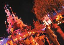 EXTRAPORTION ZAUBER ANREISE PRAKTISCHE INFORMATIONEN 53 DISNEY'S HALLOWEEN PARTY Der Disneyland Park ist der Treffpunkt zur höllischsten Party im ganzen Jahr!