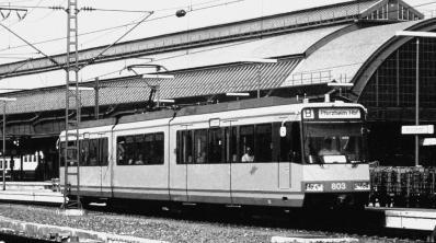 1990 bis 1999 Eine Rampe wurde von der Straßenbahnstrece in der Durlacher Allee zu zwei neuen Bahnsteiggleisen im Bf Durlach mit einer anschließenden Wendeschleife gebaut, allerdings noch mit 750