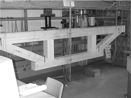 Das patentierte Ferwood System basiert auf die verwendung von einem speziellem Harz, das profilierte Stahlstangen mit Holz verbindet.