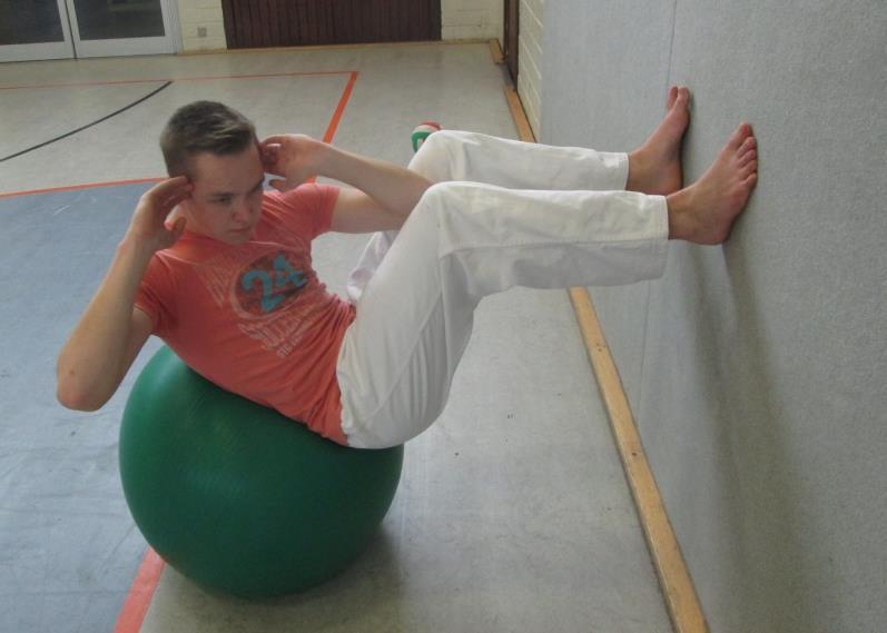 B3 Sit Ups an der Wand, schräg mit Ball Gymnastikball, Wand o.ä. Aus leichter Überstreckung (vgl.
