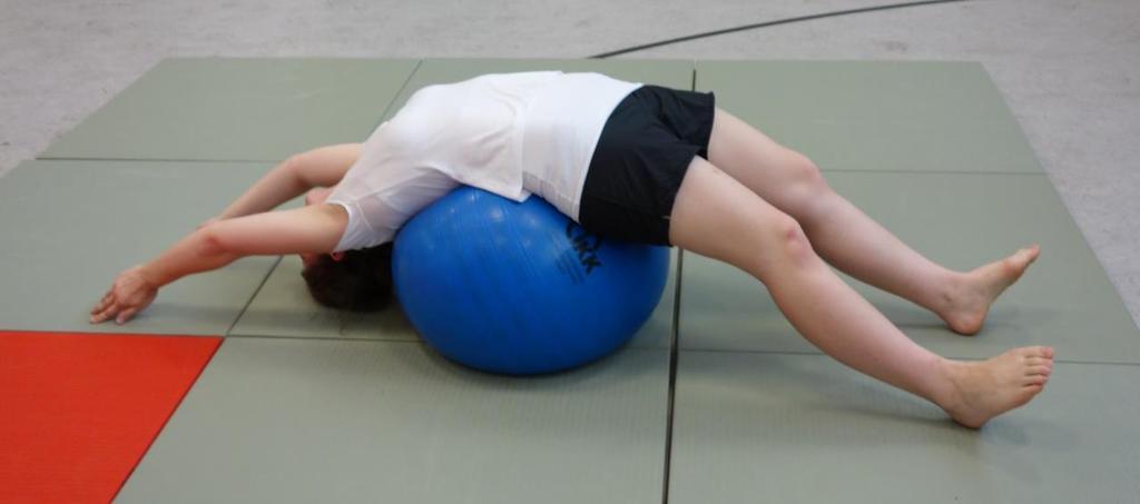 19 Bauch Gymnastikball Mit dem Rücken auf den Gymnastikball legen, so dass