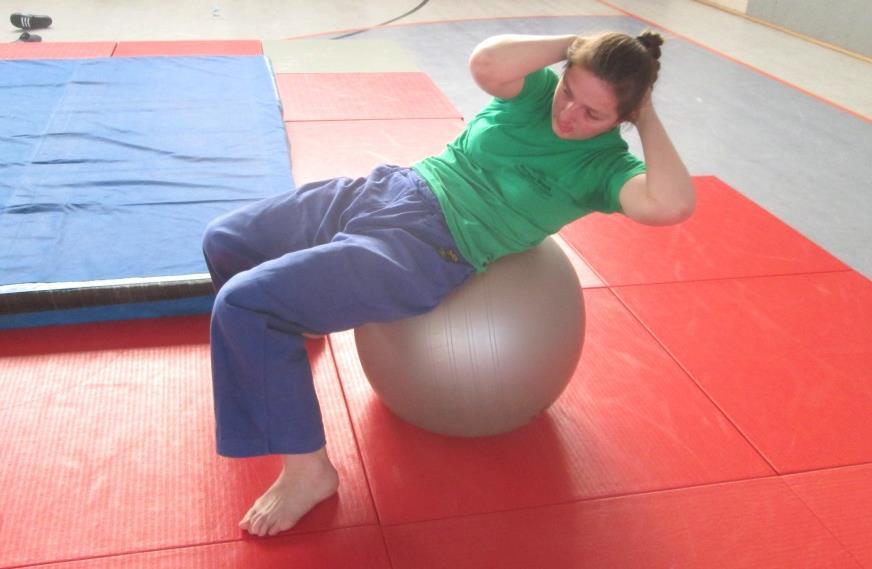 B2 Sit Ups, schräg mit Ball Gymnastikball Aus leichter Überstreckung (vgl.