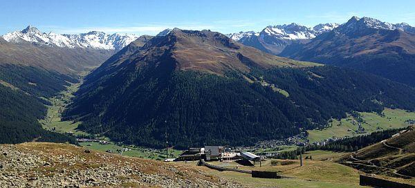 Abb. 7: Blick von der Station Höhenweg oberhalb von Davos, GR in die angezuckerten Berge des Dischma- und Sertigtals nach dem Schneefall vom 19./20.09. (Foto: SLF/B. Zweifel, 21.09.2015). 22. bis 24.