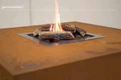 Statt der Feuerschale wird das Gasfeuerelement mit Holzscheiten aus Keramik und Lavasteinen installiert. Betrieb nur im Freien bzw. mit Frischluftzufuhr zulässig, da echtes Feuer. Gasverbrauch bzw.