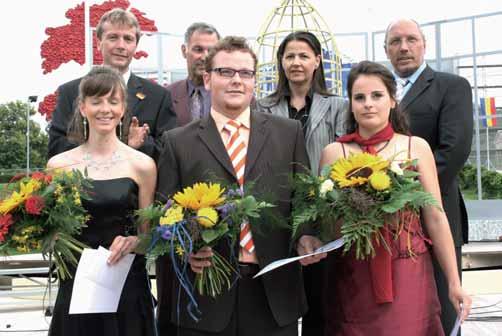 Grit Aßmann, Richard Rudolf und Monica Jötze (1. R. v. l.) erhalten vom Schulverein ein Stipendium von je 1000,- Euro.