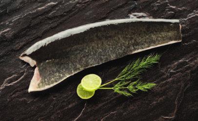 Aufmerksamkeitsstarkes Servieren des ganzen Fisches und Filetieren am Tisch machen den Edelwallergenuss zu einem besonderen Erlebnis.