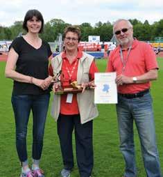 Renate Bartschat erhält Ehrenpreis des Bezirks Seit drei Jahren wird im Bezirk Weser- Ems verdienten ehrenamtliche Funktionären aufgrund ihres langjährigen Engagements für die Leichtathletik der nach