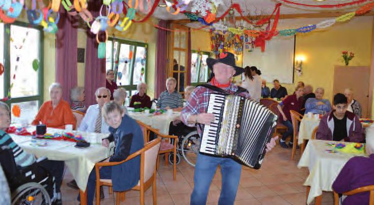 Unterhaltung durch Erich Manderla und seiner Quetschn feierte das Pichlmayer Seniorenheim den