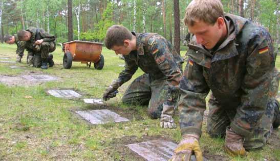 Bundeswehr Maier. Dann lassen sie eine weitere Grabplatte behutsam in das vorbereitete Fundament gleiten.