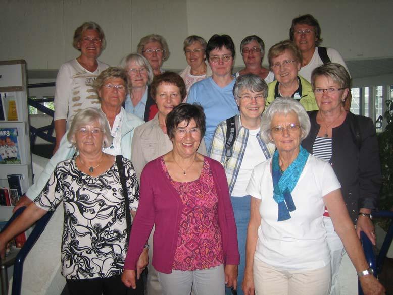 Gruppen und Kreise Ausflug des Frauenkreises am 22.6.2010 zum SWR Wir trafen uns mit unseren Gästen um 11.00 Uhr am Bahnhof in Loßburg-Rodt.