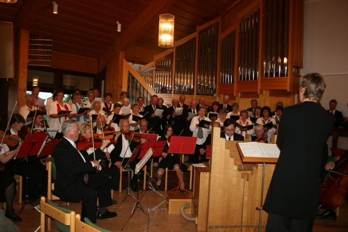 Musik Kirchenchor Sängerwerbung Liebe Gemeindemitglieder! Haben Sie nicht schon lange vor, wieder einmal zu singen? Noch dazu in einem Kreis lieber Menschen?