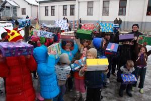Weihnachten im Schuhkarton Päckchen als Zeichen der Hoffnung Nicht jedes Kind kann Weihnachten feiern. In Ländern wie Georgien, Moldawien oder Rumänien leben viele Mädchen und Jungen in großer Armut.