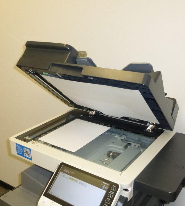 2. Papier einlegen Es gibt zwei Möglichkeiten, wie das zu scannende Papier in die Multifunktionsgeräte gelegt werden kann.