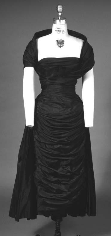 KULTURANTHROPOLOGIE TEXTIL KÖRPER DES MODE TEXTILEN Befund der materiellen Kultur Das Kleid von Christobal Balenciaga aus der Sammlung des Royal Ontario Museum (ROM 987.153.1) wurde auf ca.