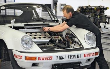 Darin entführen mehr als 80 Exponate, darunter Porsche- Klassiker wie der 356, 917 oder 911, den Besucher von den Anfängen bis zur Gegenwart der Porsche- Geschichte.