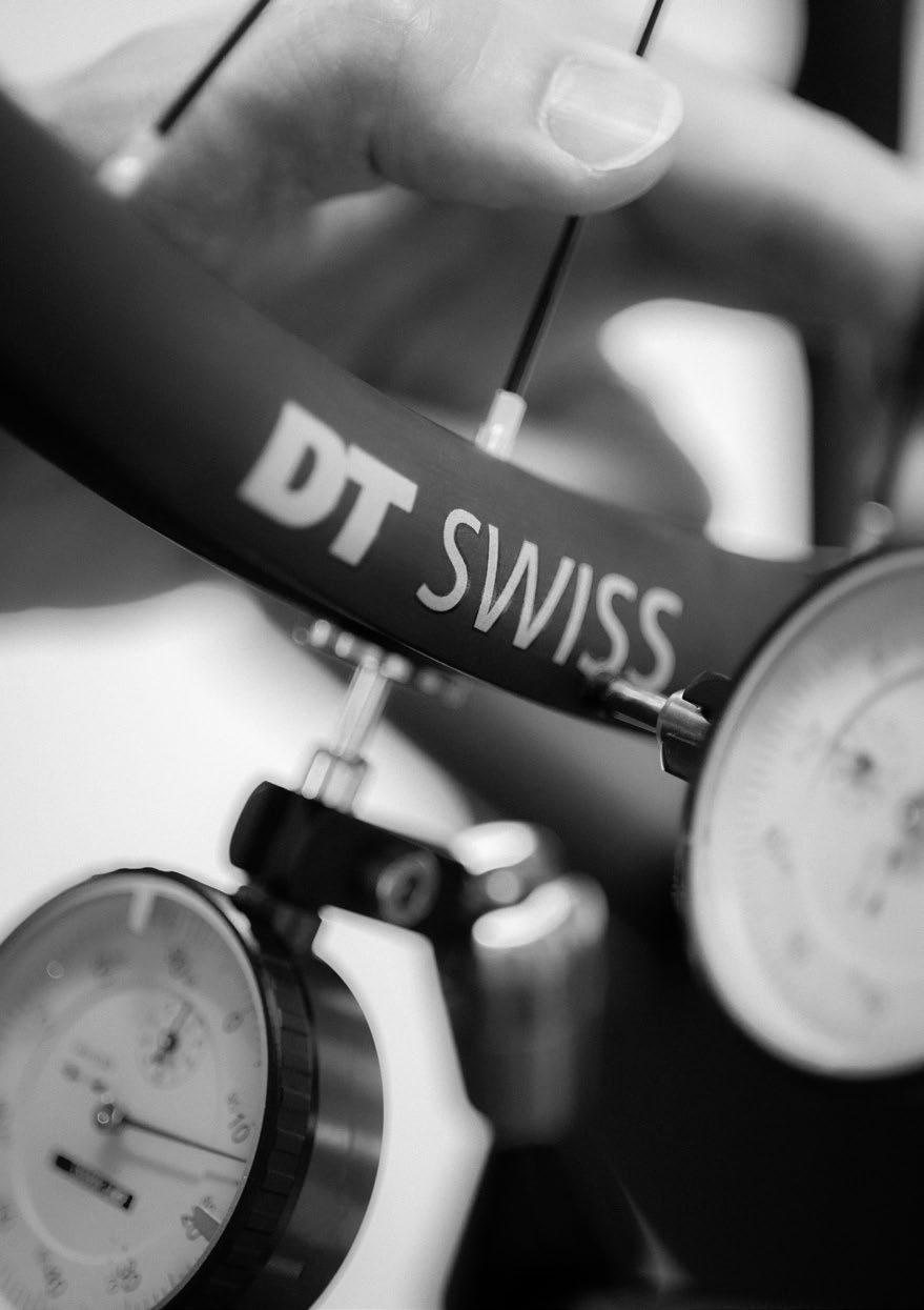 2 DEALER TRAINING 2017 & 2018 3 THEORIE & PRAXIS VOM PROFI DT Swiss gehört zu den weltweit führenden Anbietern hochwertiger Fahrradkomponenten.