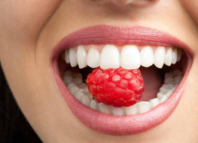 Gerade Zähne lachen schöner Die HarmonieSchiene von Orthos stellt Zähne unsichtbar gerade Patienten wünschen sich schöne und gerade Zähne.