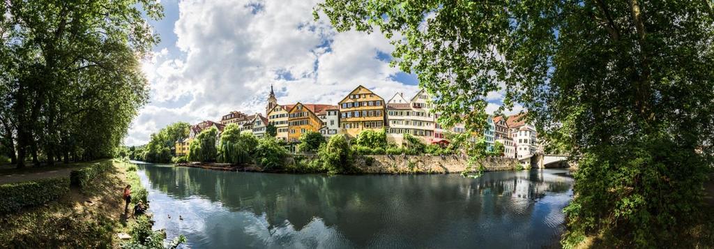 Die Universitätsstadt Tübingen liegt am Neckar, rund 40 km südlich der Landeshauptstadt Stuttgart, zwischen Naturpark Schönbuch und der Schwäbischen Alb.
