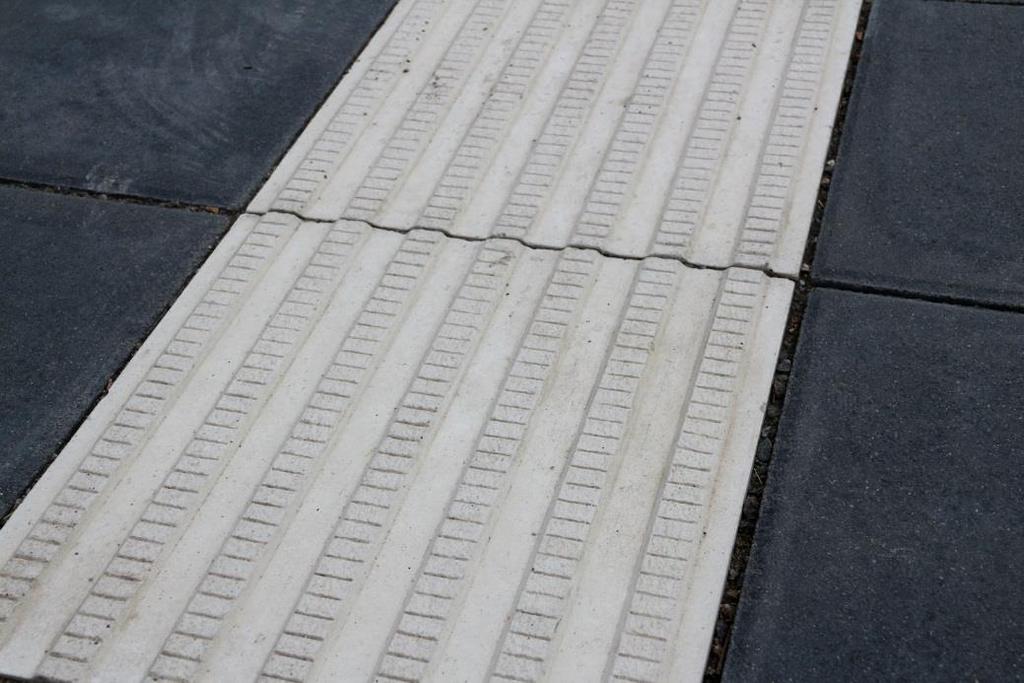 4. Wegfindung mittels Bodenindikatoren Arten nach DIN 32984-2011 Rippenplatten/Blindenleitplatten Leit- und Richtungsfunktion Noppenplatten