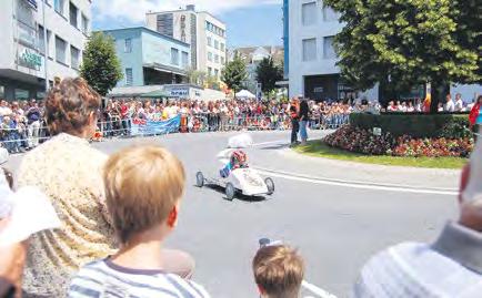Juni: Der vergangene Sonntag gehörte der leisen Variante der Formel-l, dem Seifenkistenrennen. 96 Pilotinnen und Piloten massen sich auf der 550 m langen Rennstrecke, die quer durch Hochdorf führte.