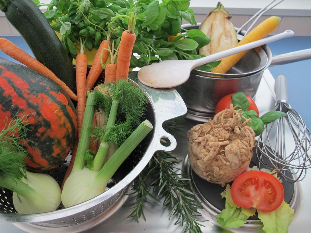 Essen Sie stattdessen reichlich Gemüse, Salat, Getreideprodukte und Kartoffeln. Entfernen Sie die Haut von Geflügel- und Fischspeisen, sowie die Schwarte beim Schweinefleisch!