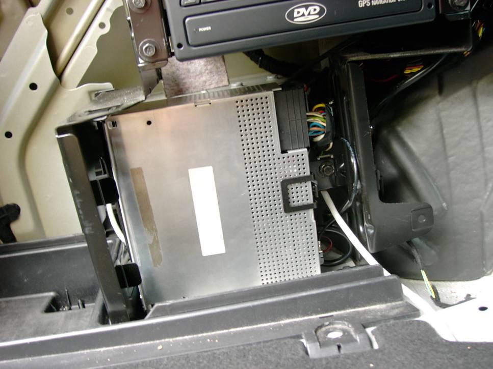 2. Anschluss an das BMW System Hinter der linken Abdeckung im Kofferraum befindet sich das Radioteil KLEMMEN SIE DIE BATTERIE AB!