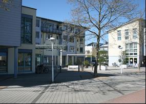 Marktplatz und ÖPNV-Haltestelle im Standortumfeld Gegenüberliegende Straßenseite: Rathaus Mitte und Eiscafé GMA-Aufnahme 2015 Verkehrlich ist der