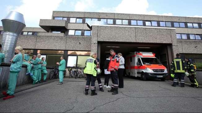 Großeinsatz in der Aller-Weser-Klinik Achim. Vermutlich aufgrund eines technischen Defektes in einem Betriebsraum für Elektrotechnik war ein Kabel in Brand geraten.