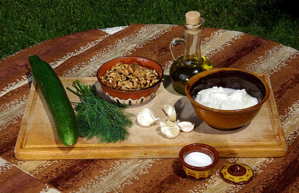 TRADITIONELLE BULGARISCHE KÜCHE rezept Tarator benötigte zutaten Die wichtigste Voraussetzung für einen schmackhaften Tarator ist der bulgarische Joghurt (100 g).
