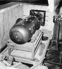 7. Das Manhattan-Projekt 7 von 42 6 M 3 Die Uranbombe Bei der Herstellung einer Kernspaltungsbombe (Uranund Plutoniumbombe) ist von