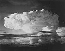 0 von 6 7. Das Manhattan-Projekt M 6 Die Wasserstoffbombe Aufgabe Beschreiben Sie in Ihrem Heft den Bau und die Funktionsweise der Wasserstoffbombe anhand der Abbildung.