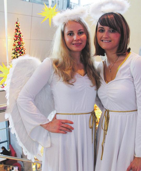 Eine Stunde später wird der Weißbärtige Apollonia Jung (l.) und Helen Paul als Engel mit den Kindern im Kornmarkt-Center Lieder singen und Plätzchen backen.