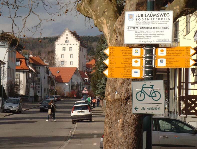 1. Wegweisung und Routenführung am Bahnhof Markdorf Bild 1 Bahnhofstraße, an der Einmündung in die Eisenbahnstraße Vom Bahnhof aus der Blick entlang