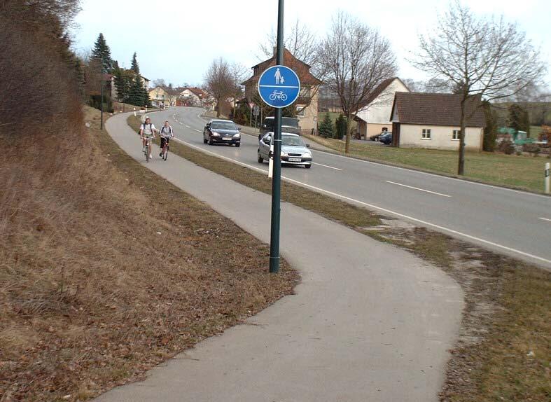 Bild 12 B33 Leimbach, östliches Ortsende Am Ortsende Leimbach beginnt auf der Nordseite der B33 gleichzeitig ein benutzungspflichtiger gegenläufiger Geh- und Radweg Richtung Hepbach.