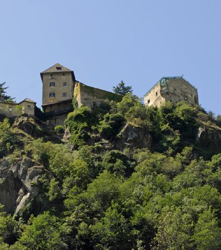 Il borgo di Certosa in Val Senales trae origine dallʼantico monastero costruito nel 14 secolo e poi ceduto dai monaci nel 1782, con visita al monastero.