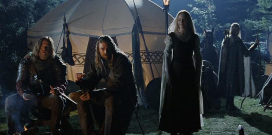 " Szenenwechsel (1:12:27 1:16:18): Nachts reitet ein Mann zum Lager hinauf. Aragorn wird in Theodens Zelt gerufen.