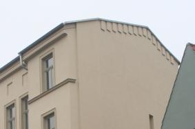 Jahreszeitliche Nutzung - Quartiere an Gebäuden - Anbringen von Fledermauskästen auf die ganzjährig Fassade (selbst gebaut oder vorgefertigt) Einflüge verschiedene