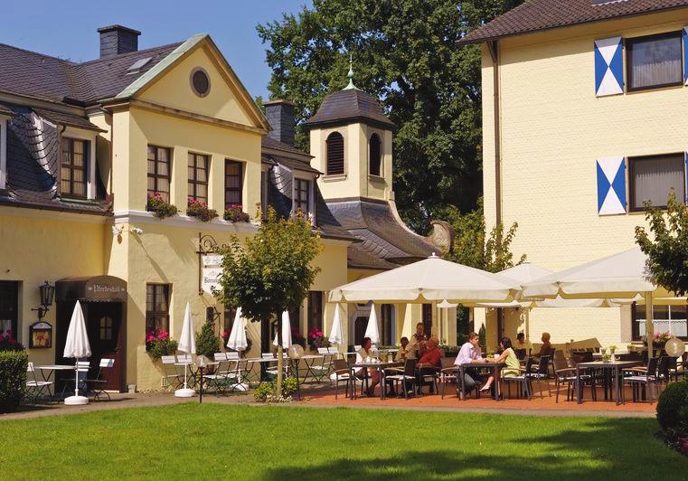 Parkhotel Schloss Hohenfeld Nach einem Golftag in der frischen Luft sehnen sich Körper und Seele nach einem warmherzigen, entspannten Zuhause mit Wellnessoase, behaglichen Zimmern, einer guten Küche