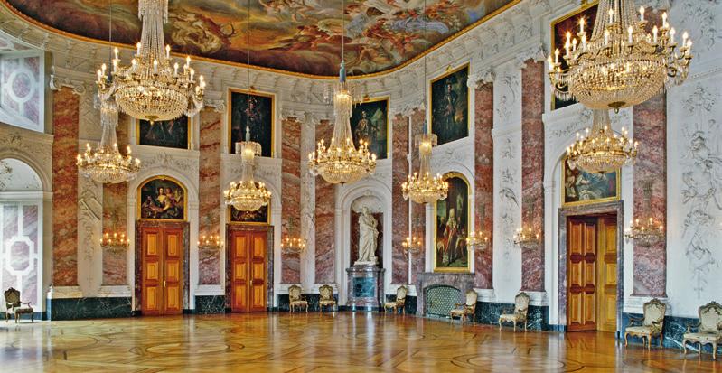 Eine der größten Residenzen Europas Barockschloss Mannheim Die barocke Winterresidenz der Kurfürsten von der Pfalz steht heute mitten im Leben der Großstadt und wie vor 300 Jahren ist das Mannheimer