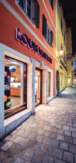 Shopping und Kulinarik Shopping und Kulinarik. Die Kitzbüheler Innenstadt mit ihren kurzen Wegen ist bekannt als perfekte Kulisse für Shopping in den Alpen.
