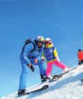 Was für ein Spaß! In Kitzbühel bieten gleich drei Skischulen spezielle Betreuung und Ausbildung für Kinder an.