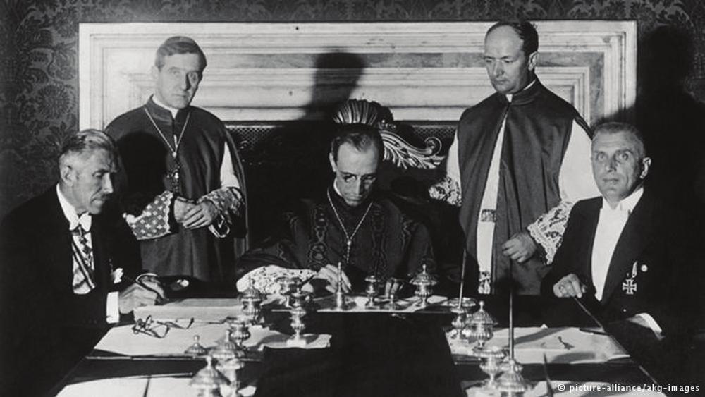 Unterzeichnung des Konkordats am 13.07.1933 durch den deutschen Vizekanzler Franz von Papen und den päpstlichen Staatssekretär Pacelli, den späteren Papst Pius XII.