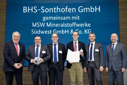 Exkurs medaillenregen für ISTE-Mitglieder Den Bundes-Ressourceneffizienzpreis 2016 erhält der neu gewählte stellvertreten Vorsitzende der Fachgruppe Naturstein, Benedikt Fahrland (4.v.l.), im Februar 2017.
