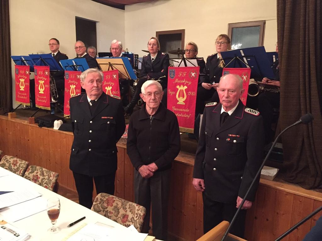 Heinrich Kippel (Mitte) wurde für 70 Jahre Mitgliedschaft in der Feuerwehr geehrt.
