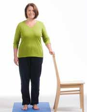 Knie Übung 3 Stellen Sie sich gerade hin, mit leicht gebeugten Knien. Stützen Sie sich an einer Wand oder Stuhllehne ab, Bauch- und Pomuskulatur anspannen.
